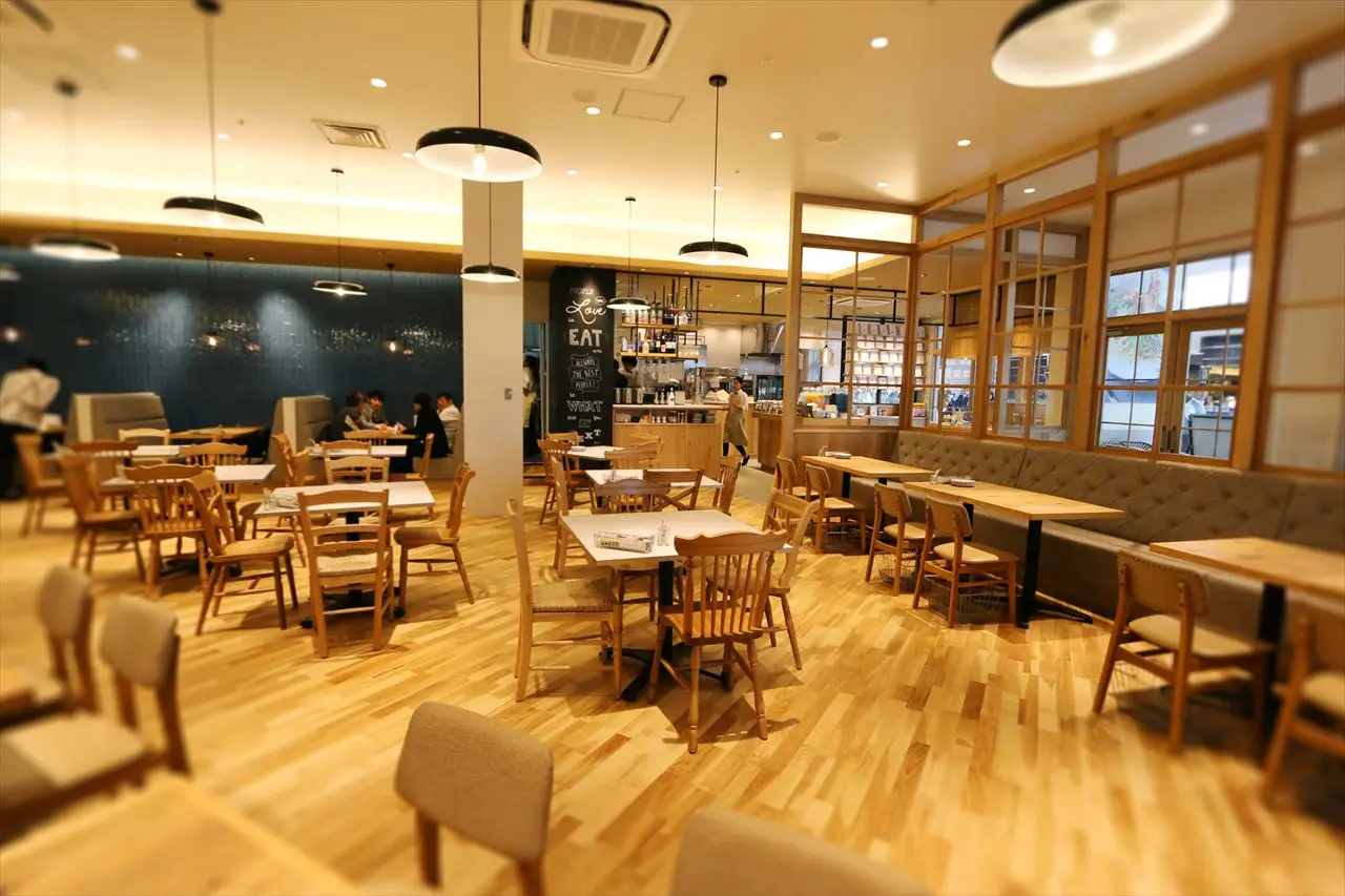 木の温もりに包まれたナチュラルな店内で、気軽に食事が楽しめる