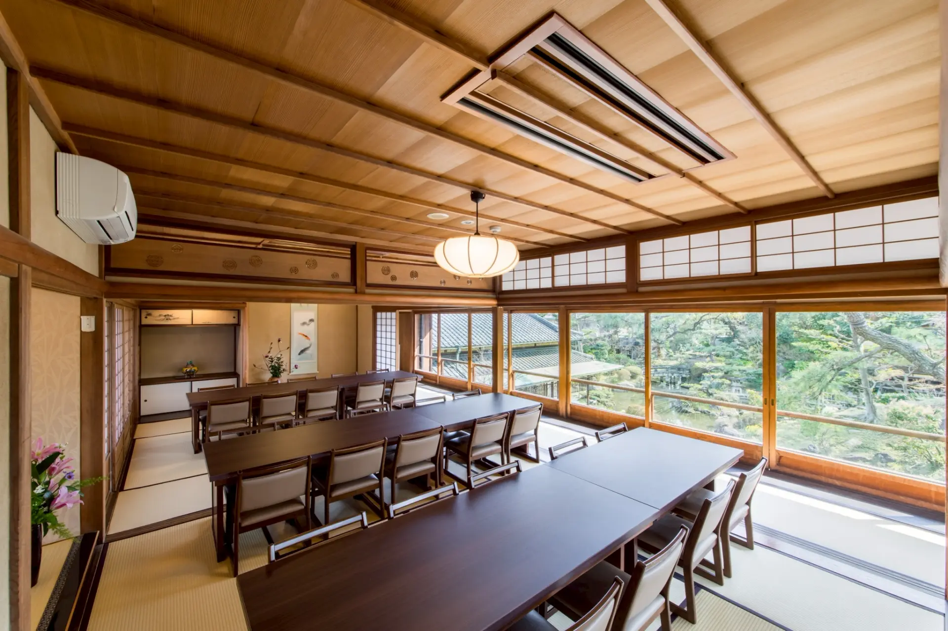 窓越しに庭園を眺めながら、落ち着いた雰囲気で食事が楽しめる