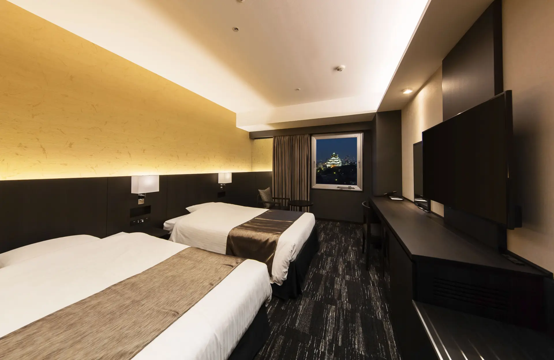 大阪城公園を望むキャッスルビューの客室。落ち着いた空間でゆったり過ごせる