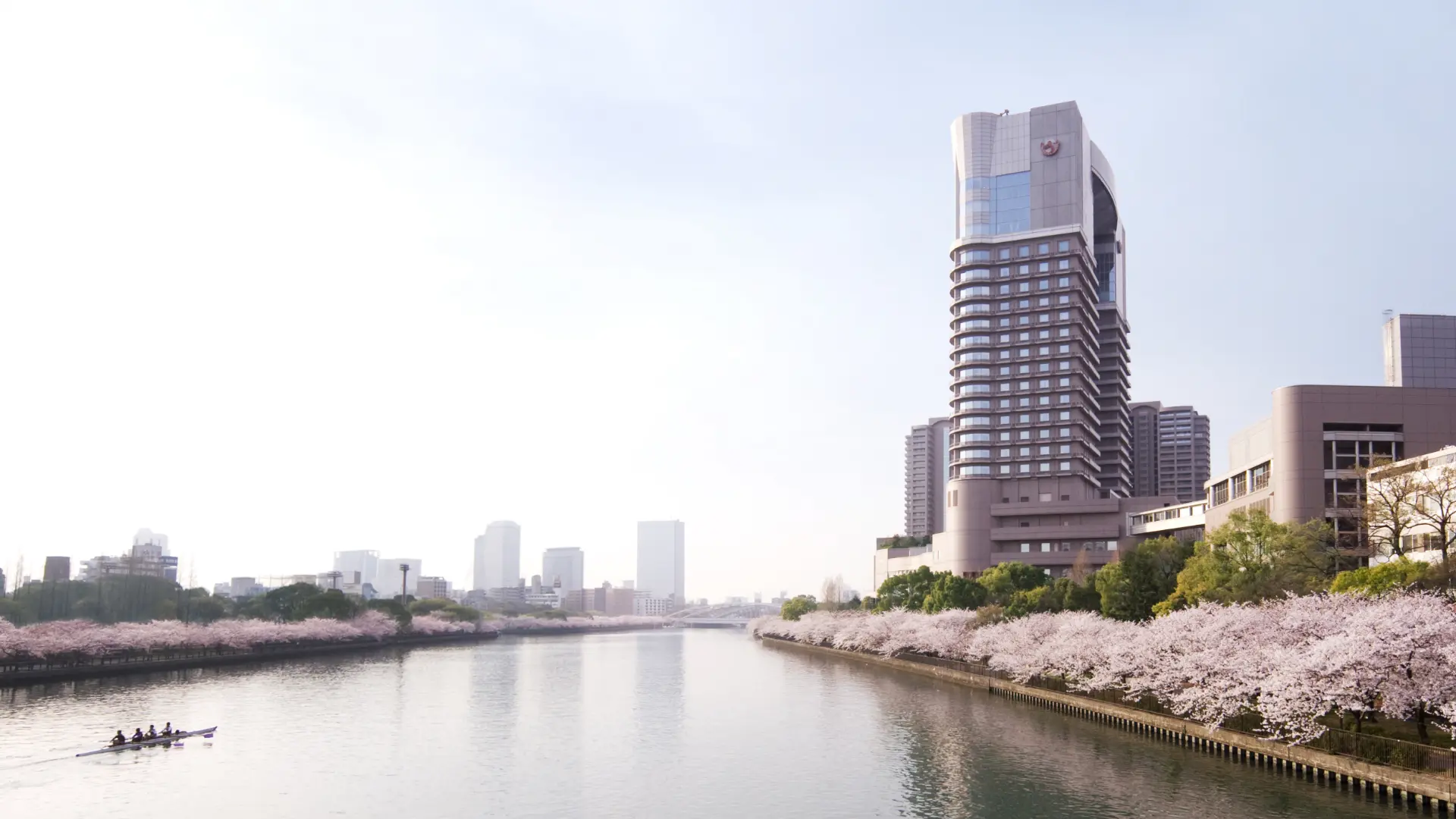大川沿いの春景色に包まれたロケーションが魅力