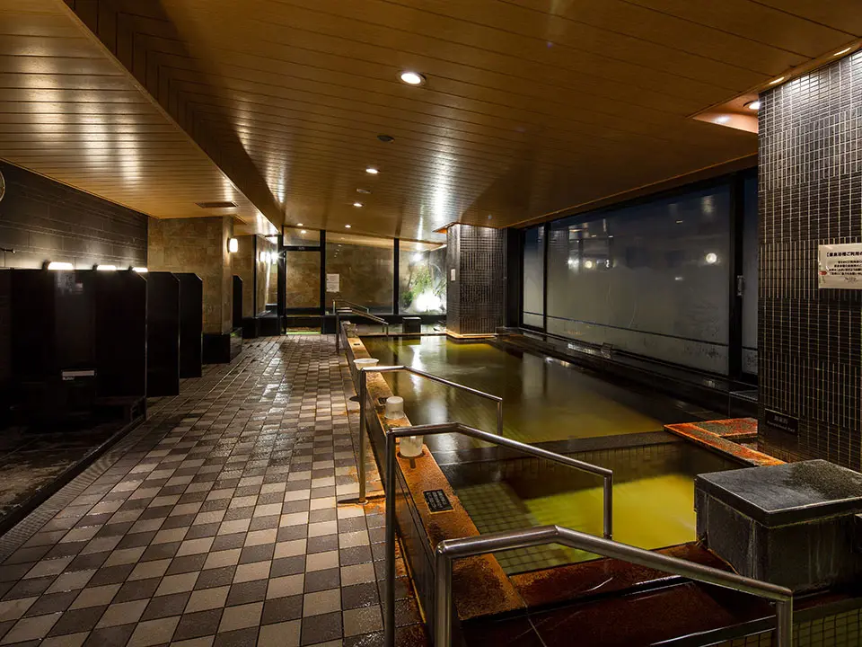 天然温泉と英国調インテリアで上質なくつろぎ空間を提供