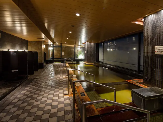 天然温泉と英国調インテリアで上質なくつろぎ空間を提供