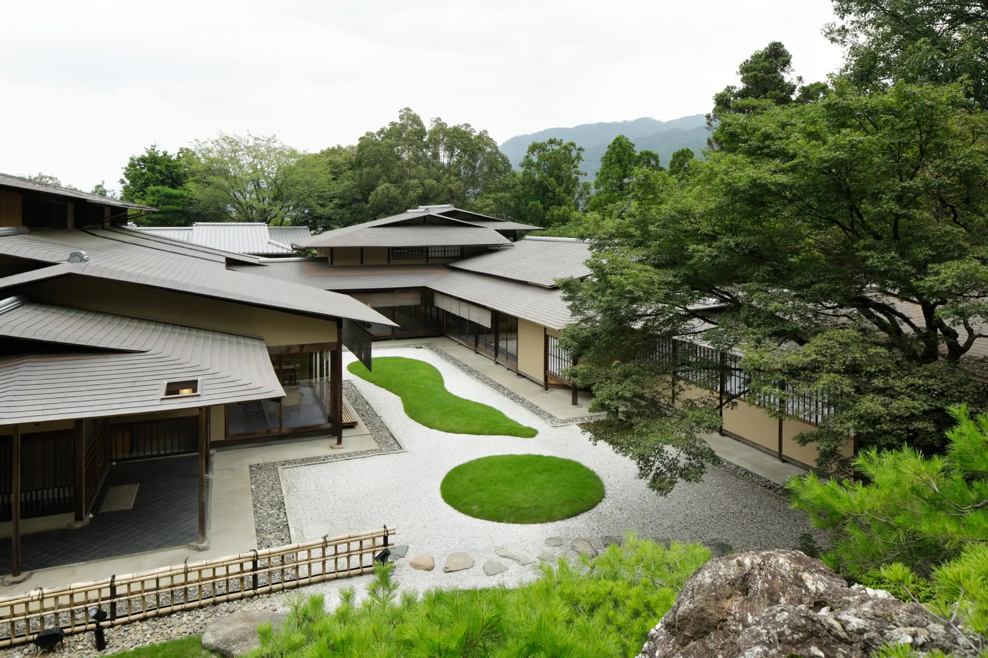 数寄屋風の名建築で、極上のおもてなしと温泉を堪能