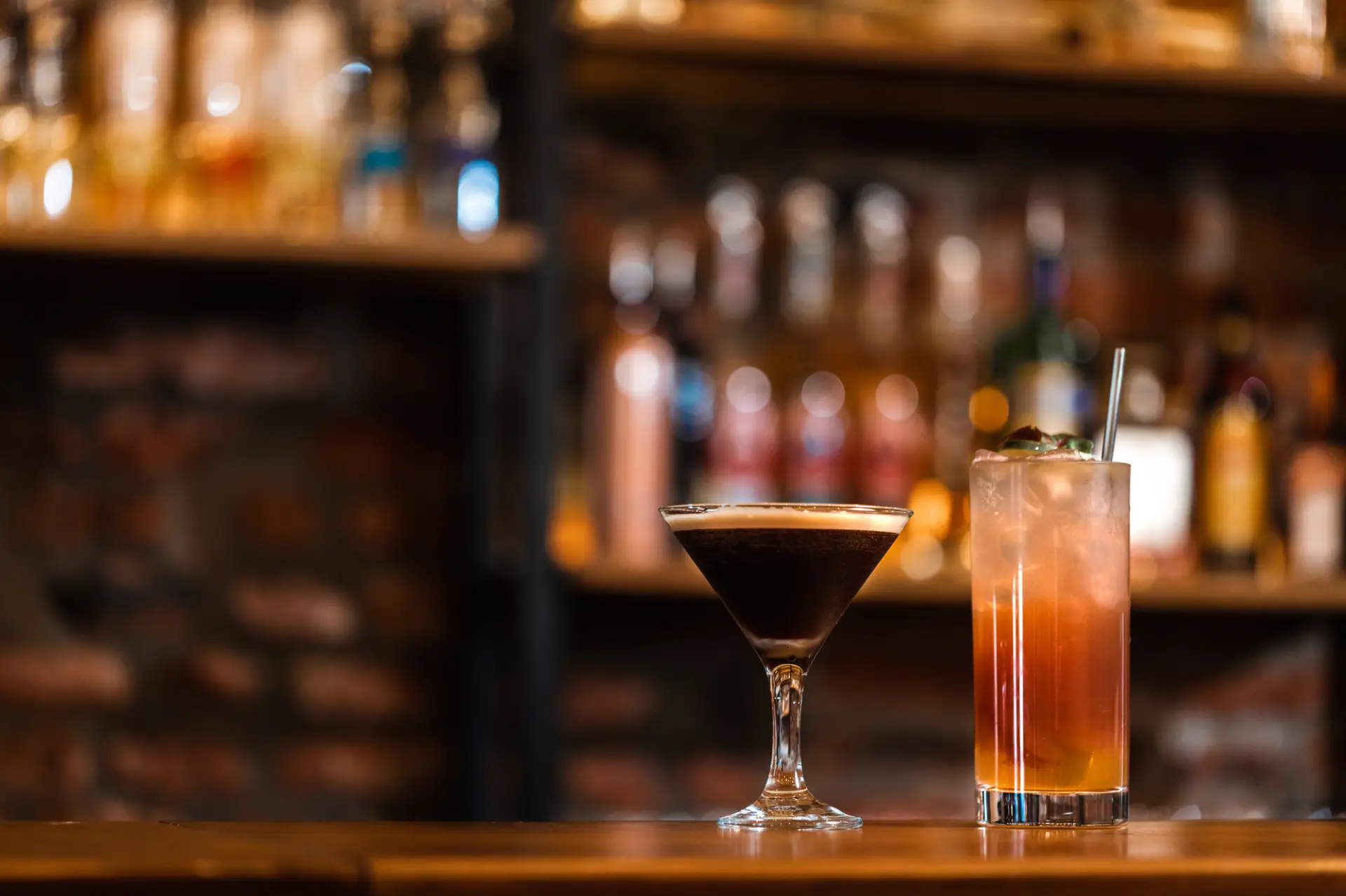 お酒とアートを楽しみながら寛げるバーも魅力（※写真はイメージです。）