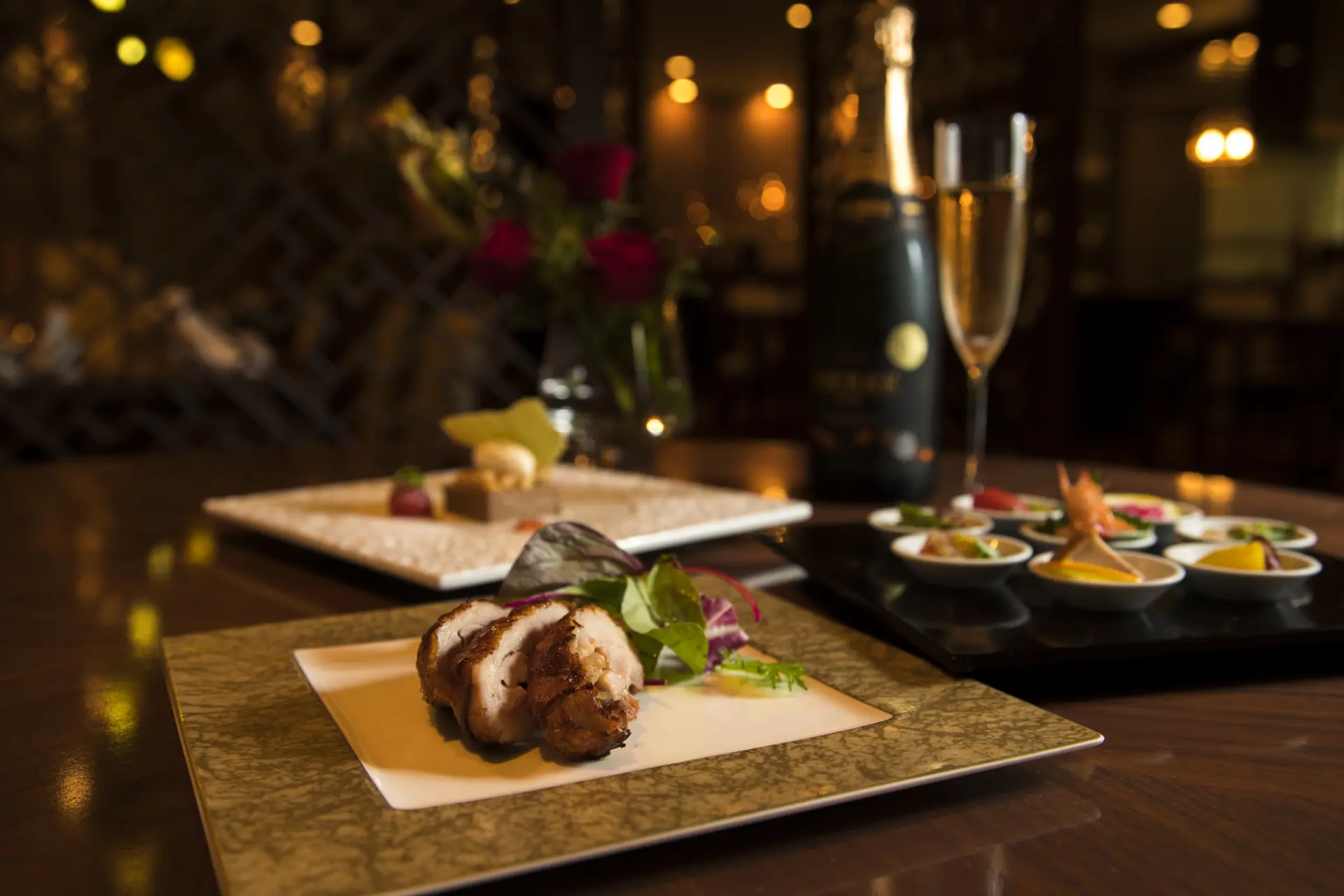 優雅な空間で贅沢な料理を味わえるのも魅力