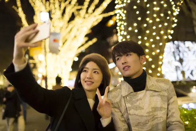 情侶一起享受浪漫約會是最典型的過節方式