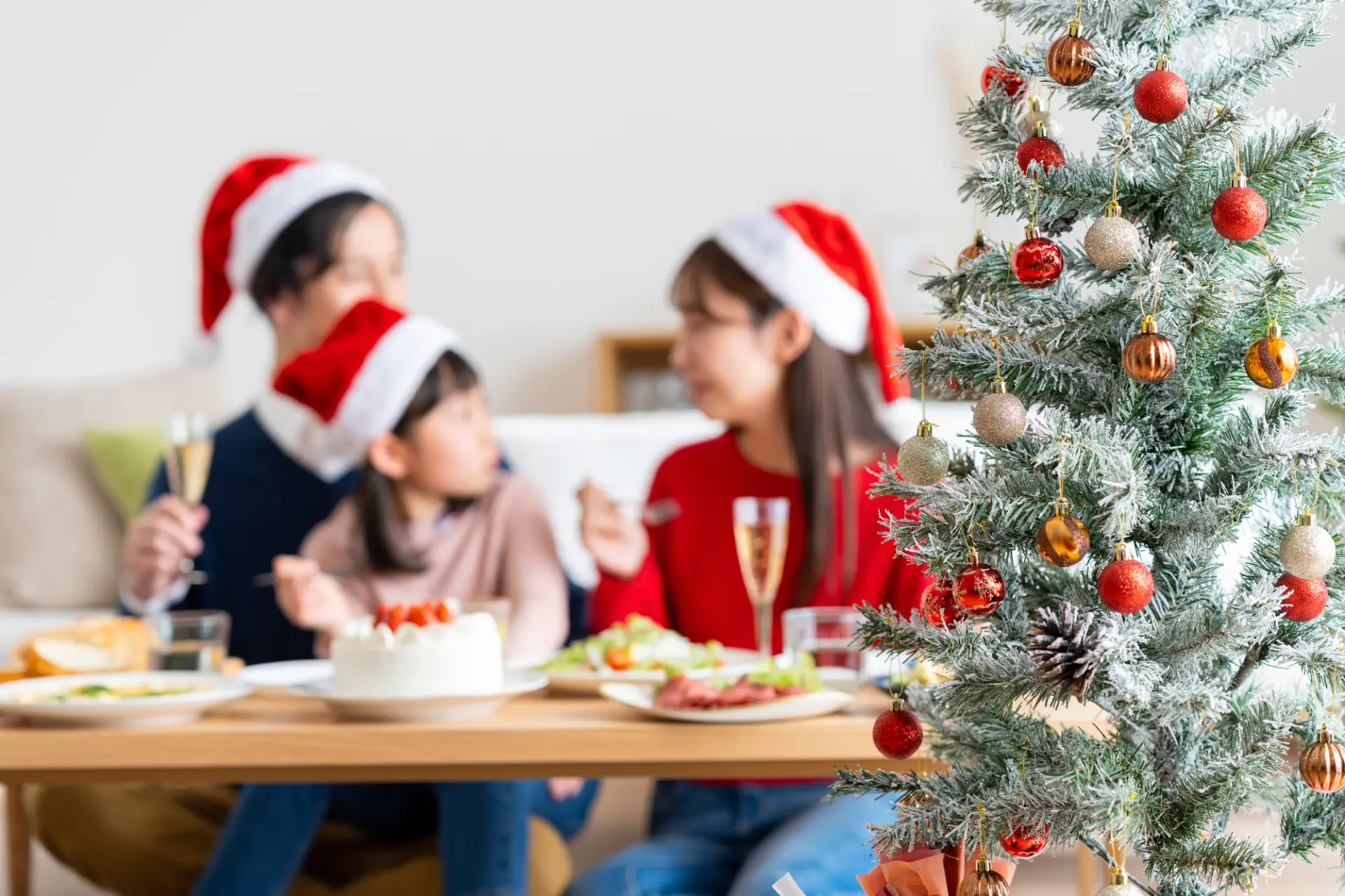 家族団らんでホームパーティーを楽しむ