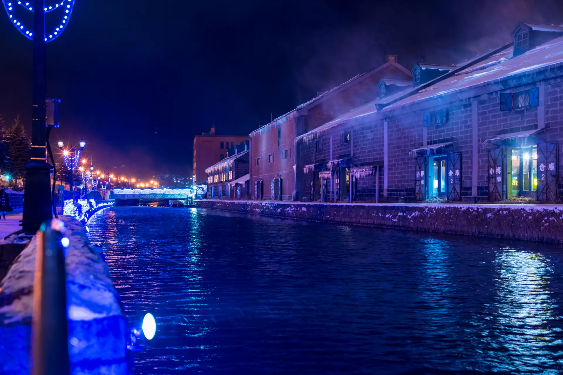 運河に反射する青の光が美しくロマンチックな小樽運河