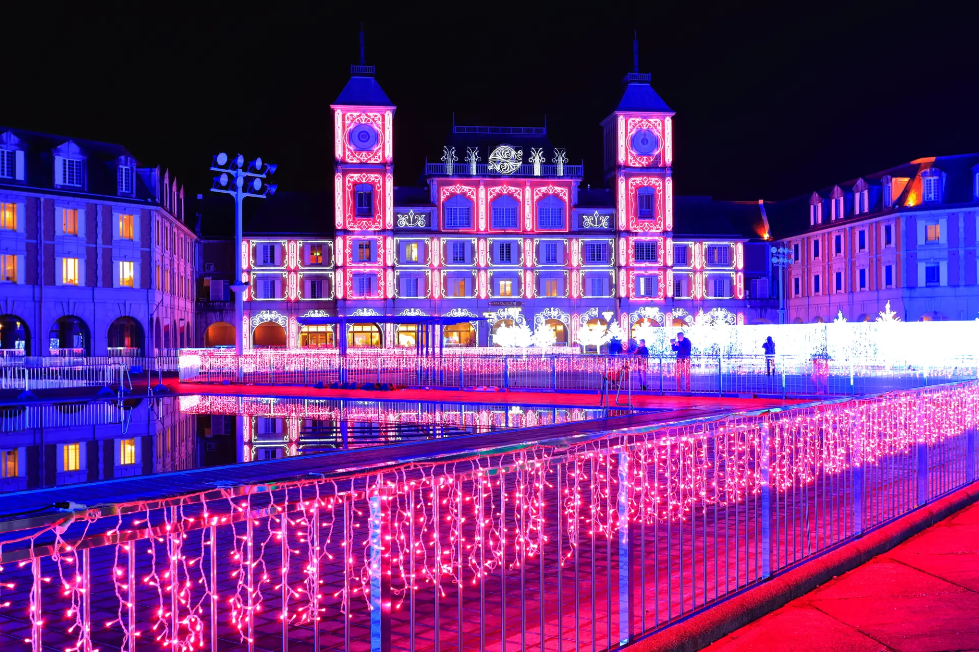 ヨーロッパ風の建物と広い庭園全体が光に包まれるイルミネーションイベント