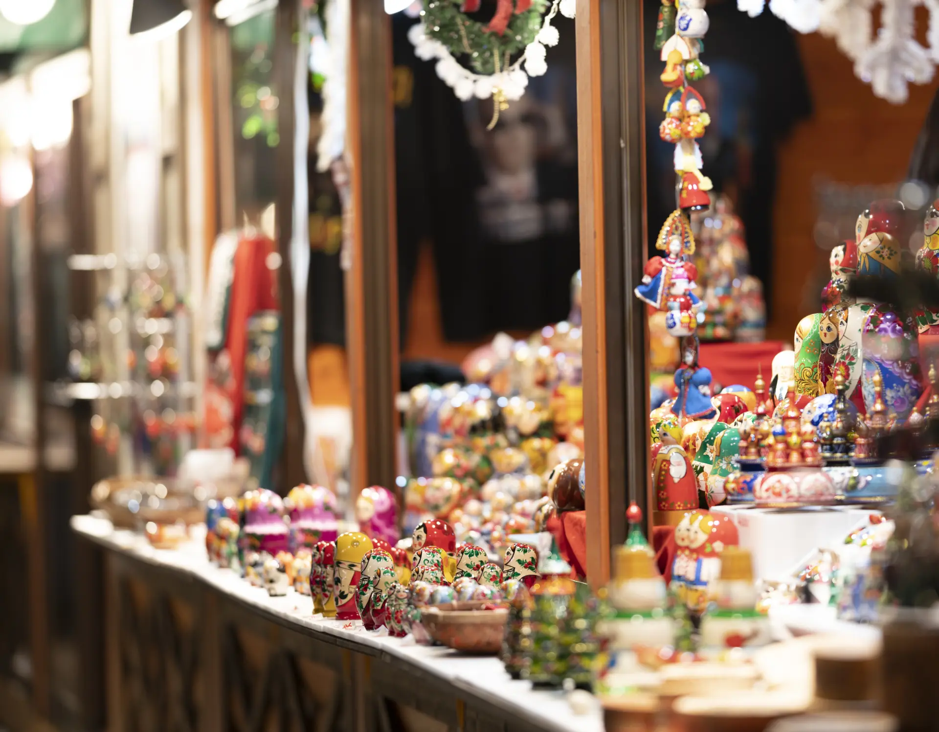 クリスマスならではの雑貨が並ぶマーケット