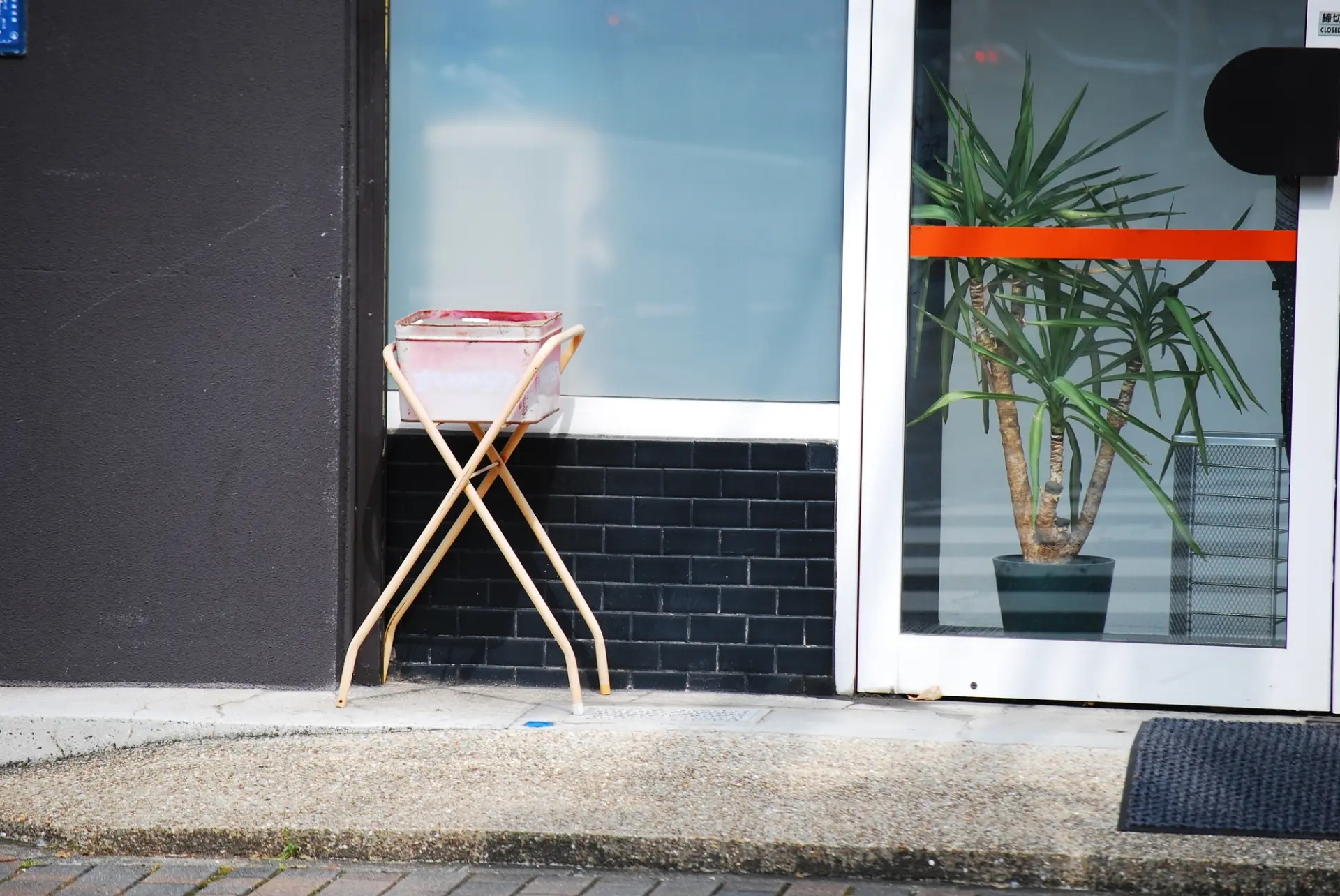 菸灰缸面朝公用道路，設置位置不理想的示意情境