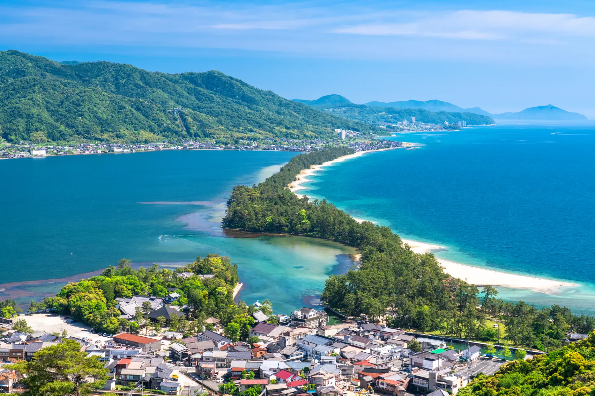 砂州に続く松並木と宮津湾の景観が美しい