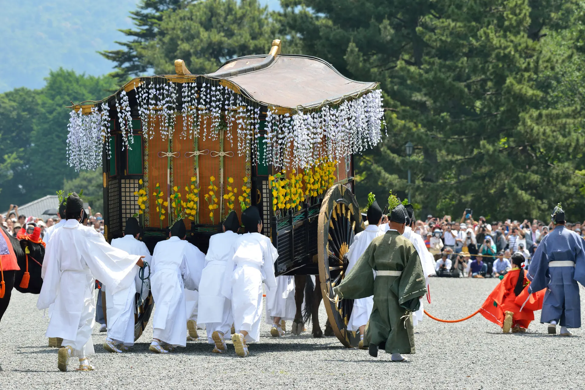 5月初旬からは、本祭に向けた諸行事も行われる