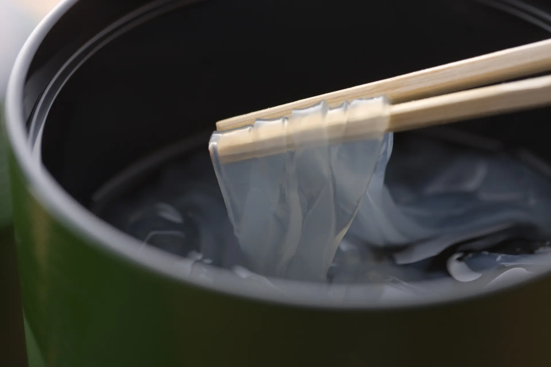 最上質の吉野葛を使ったくずきりの風味を、黒糖蜜の甘味が引き立てる