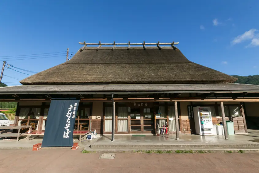 古民家で営業中。里山の風景とともに手打ちそばが楽しめる