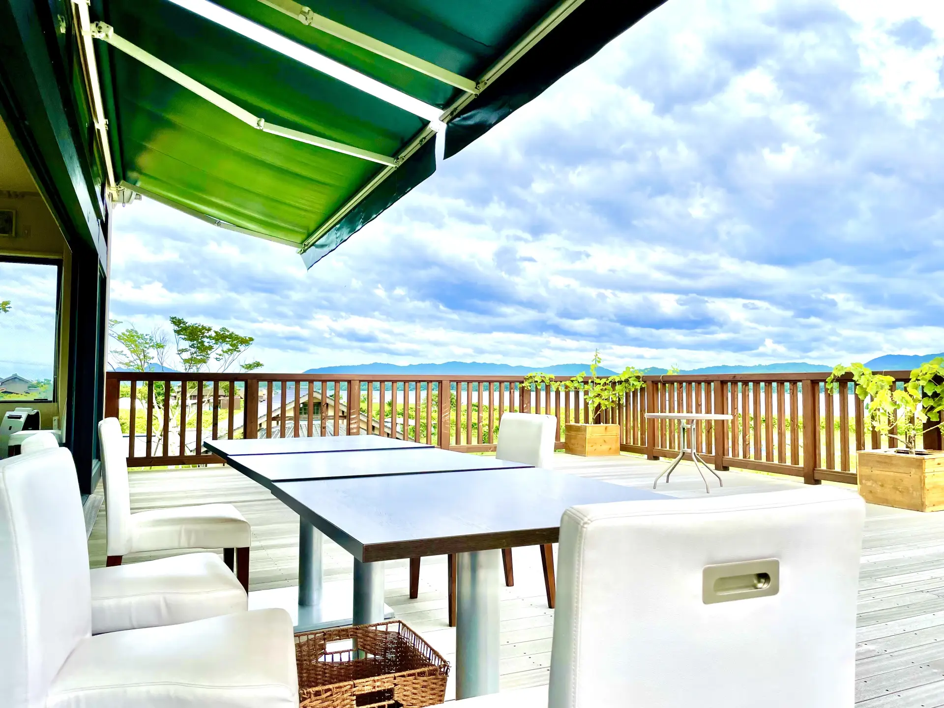 天橋立や阿蘇海を望む開放的なテラス席もおすすめ