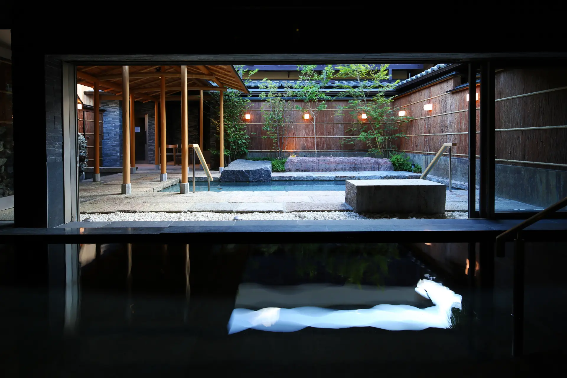 石造りの露天風呂やサウナを備えた大浴場。多彩な温浴が楽しめる