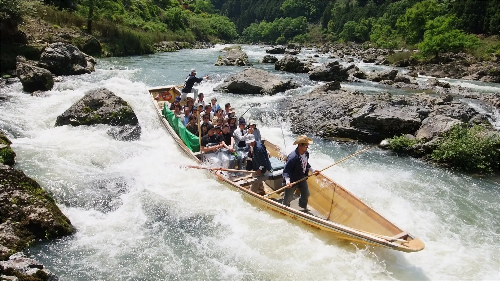 岩の合間を進む迫力ある船旅が楽しめる