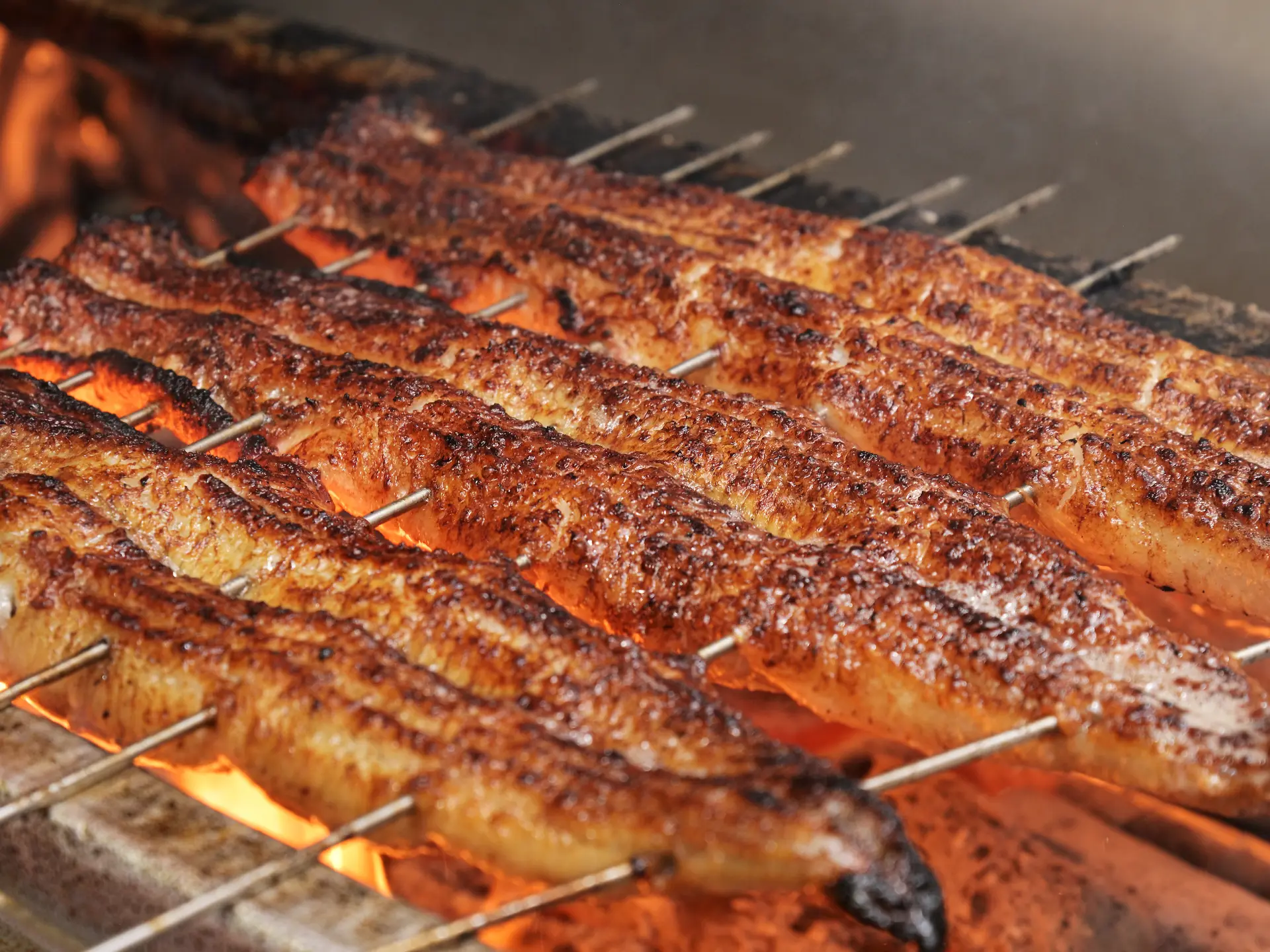 備長炭で焼き上げる香ばしさが魅力