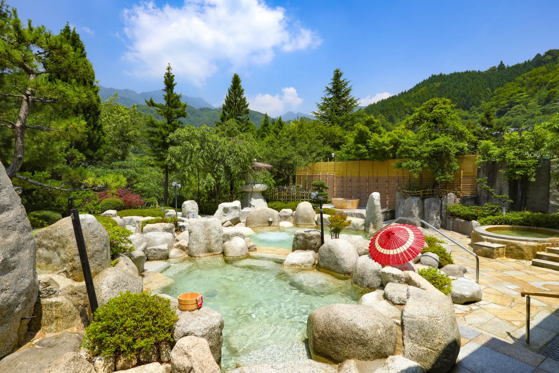 南木曽岳の山景が見渡せる露天風呂