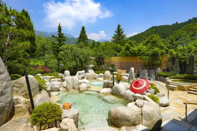 南木曽岳の山景が見渡せる露天風呂