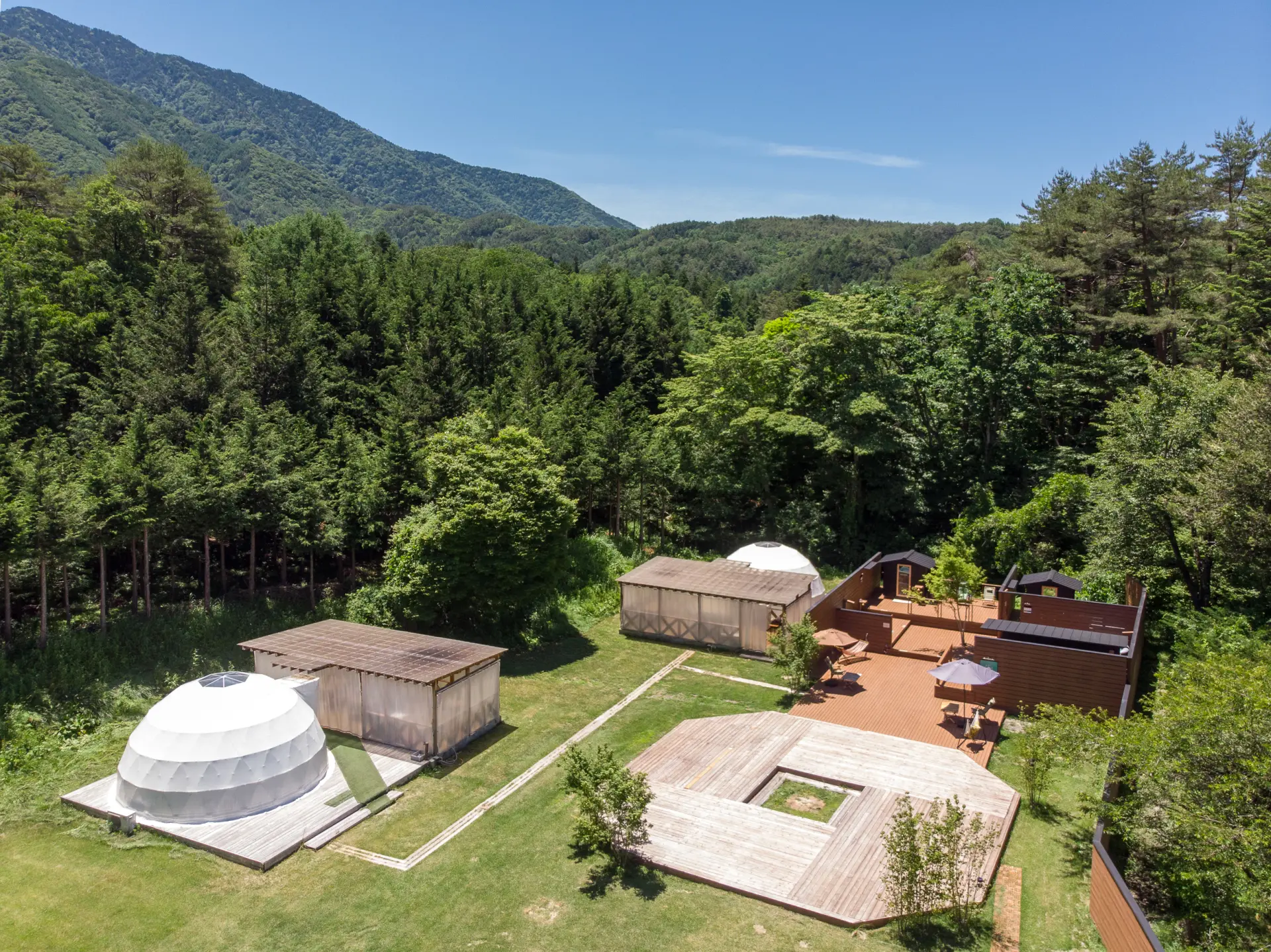 グランピングエリアには2棟のテントを設置