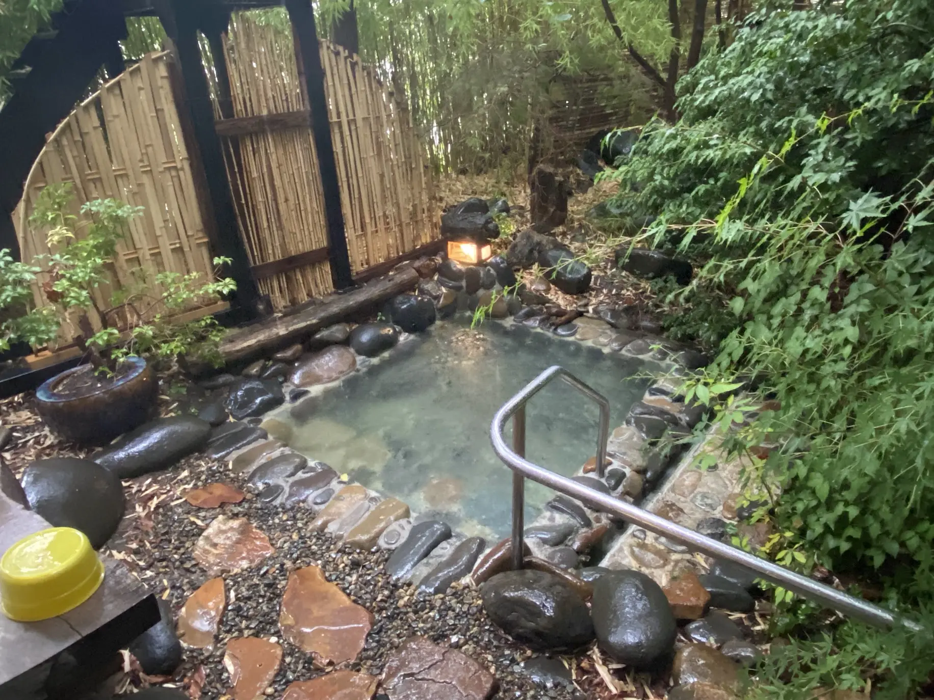 3代目のリンチ氏により川の石で作られた露天風呂