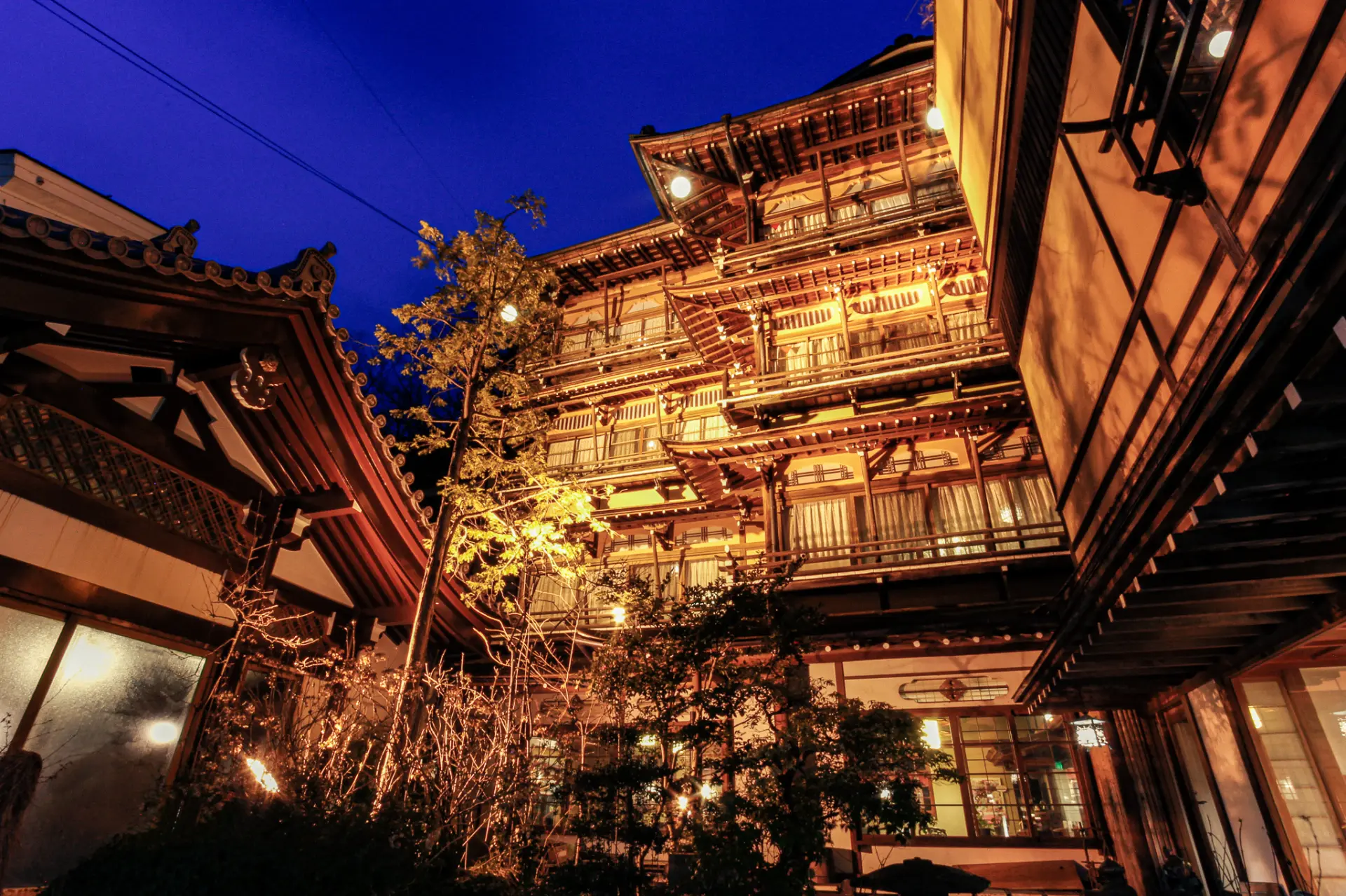 昭和初期の姿を残す、4階建ての木造建築