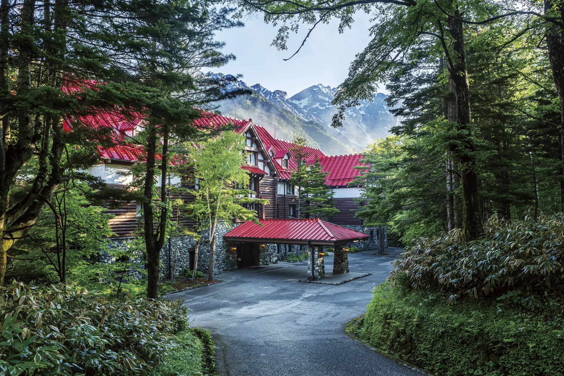 「神の降り立つ地」ともいわれる山岳リゾートで、大自然に包まれて過ごす優雅なひと時