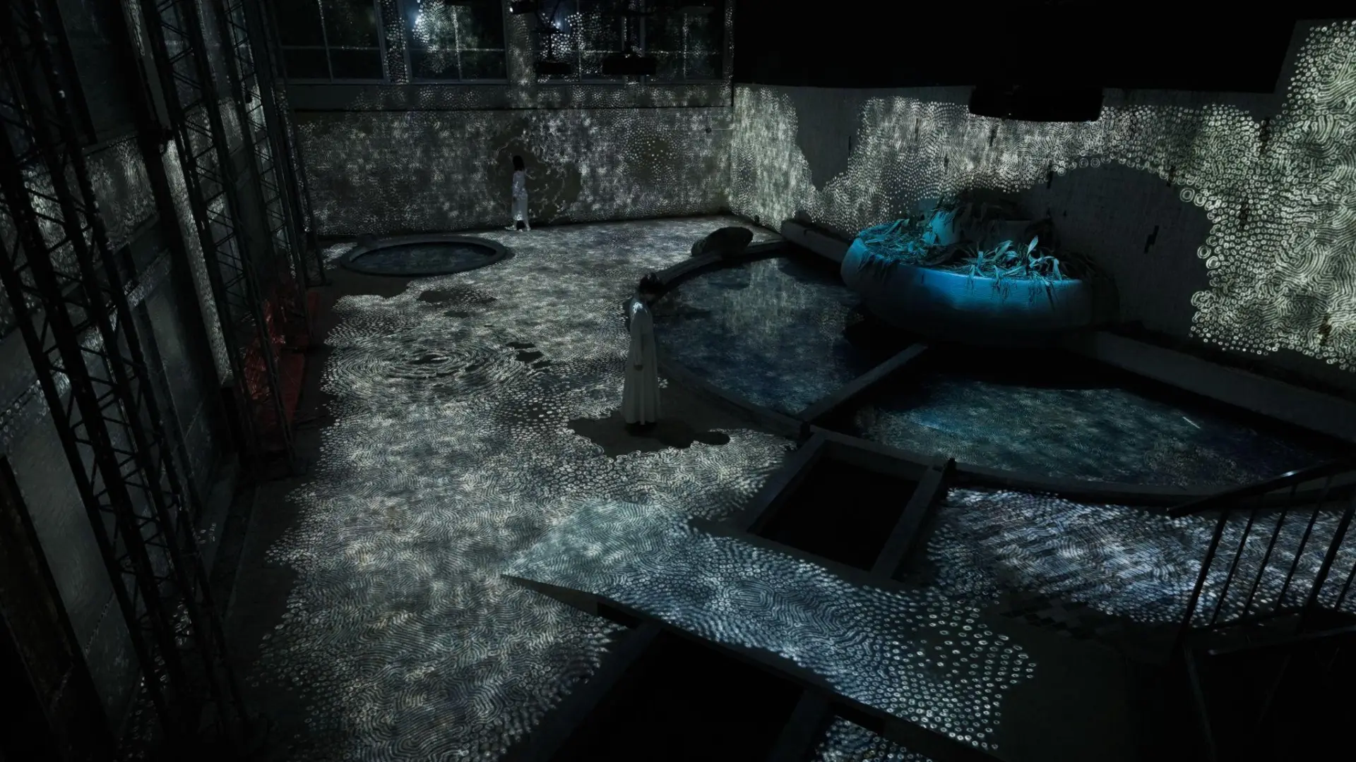 御船山楽園の一角にある作品「廃墟の湯屋の連続する存在」