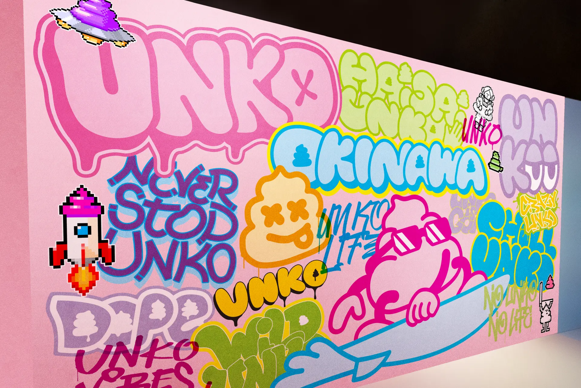 在便便的街头涂鸦艺术前拍照留念！ 「UGA (Unko Graffiti Art)」