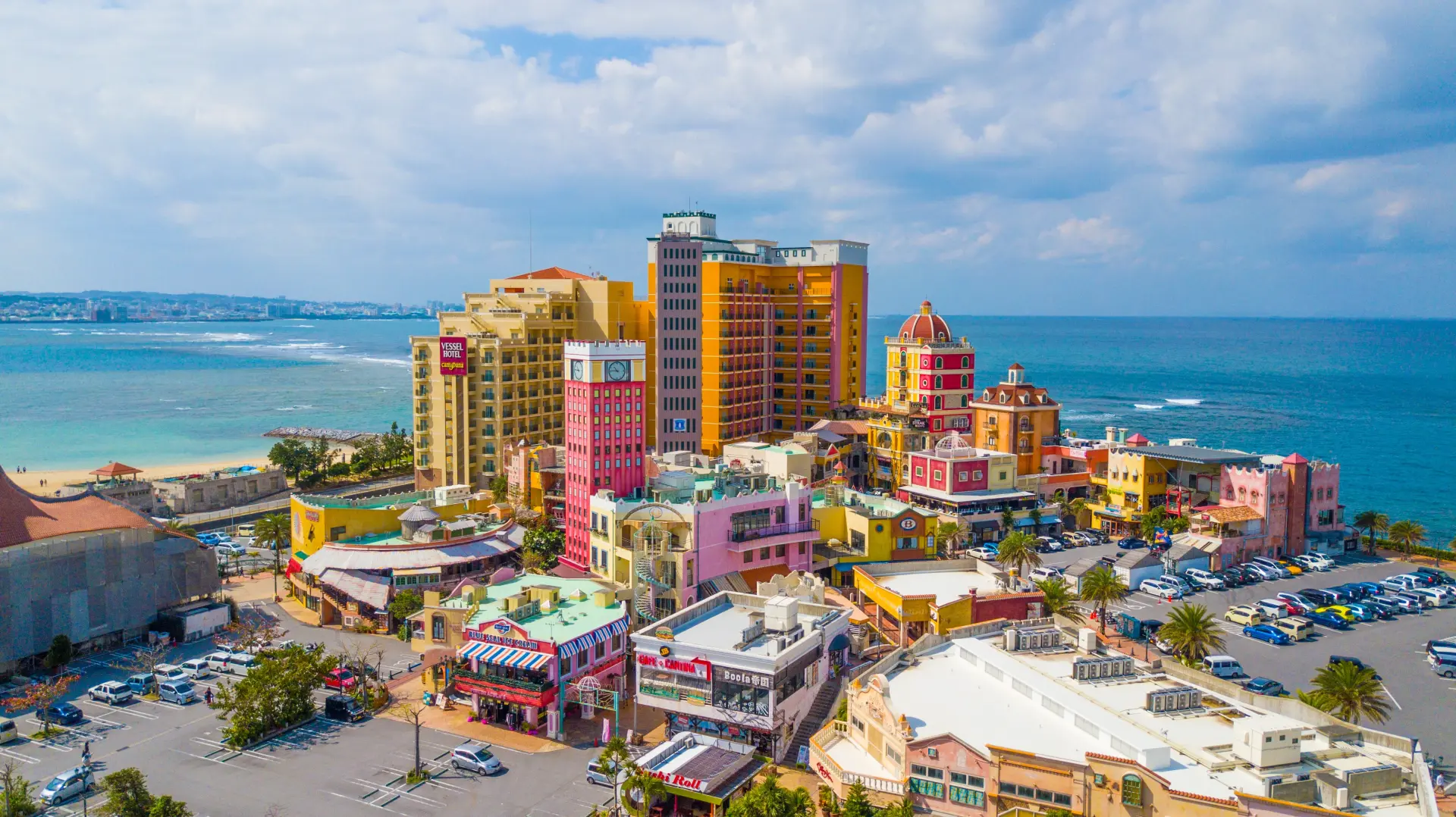 结合美国和冲绳街头特色的度假设施