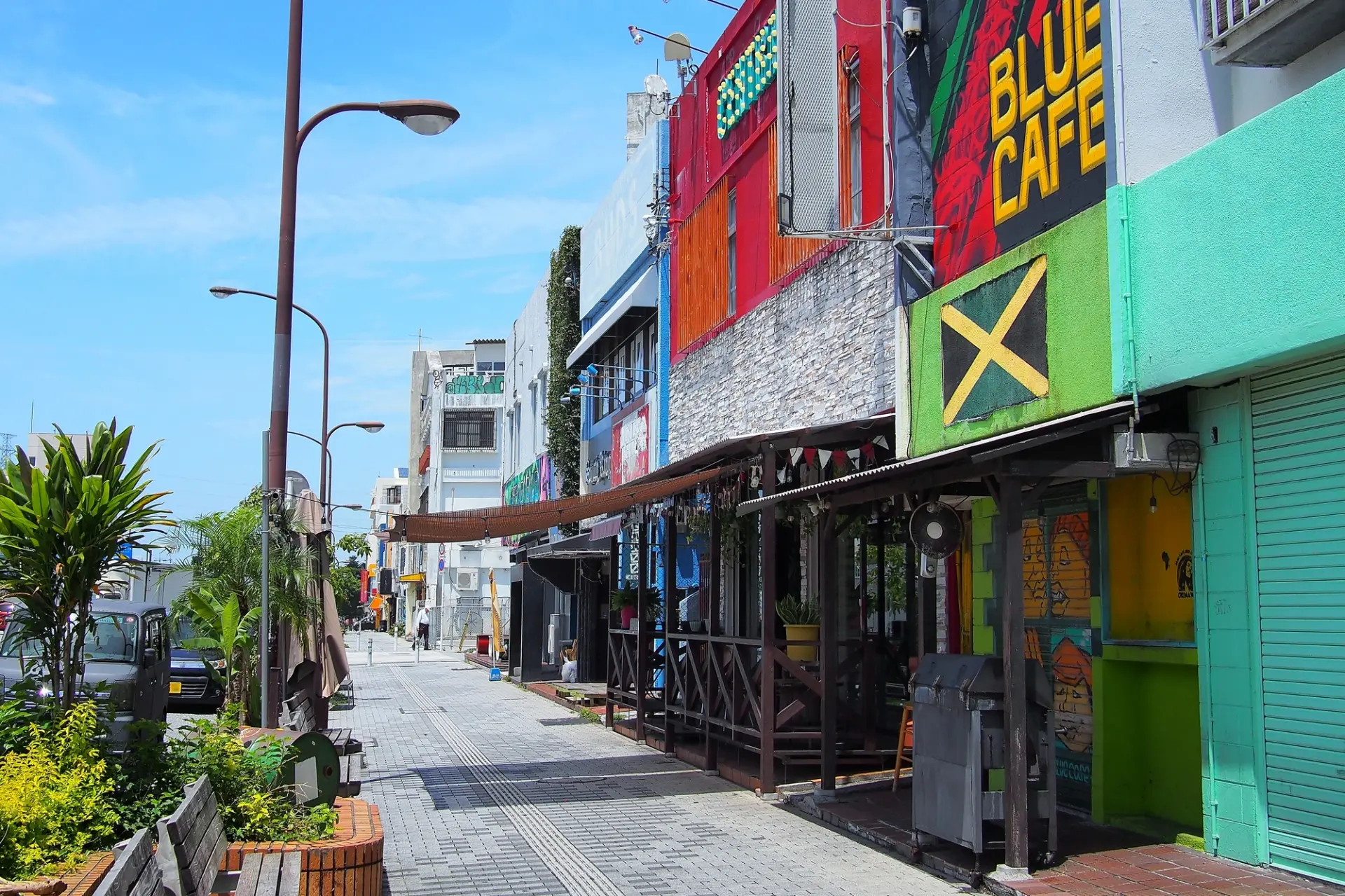 有多家受欧美文化影响的商店林立的大街