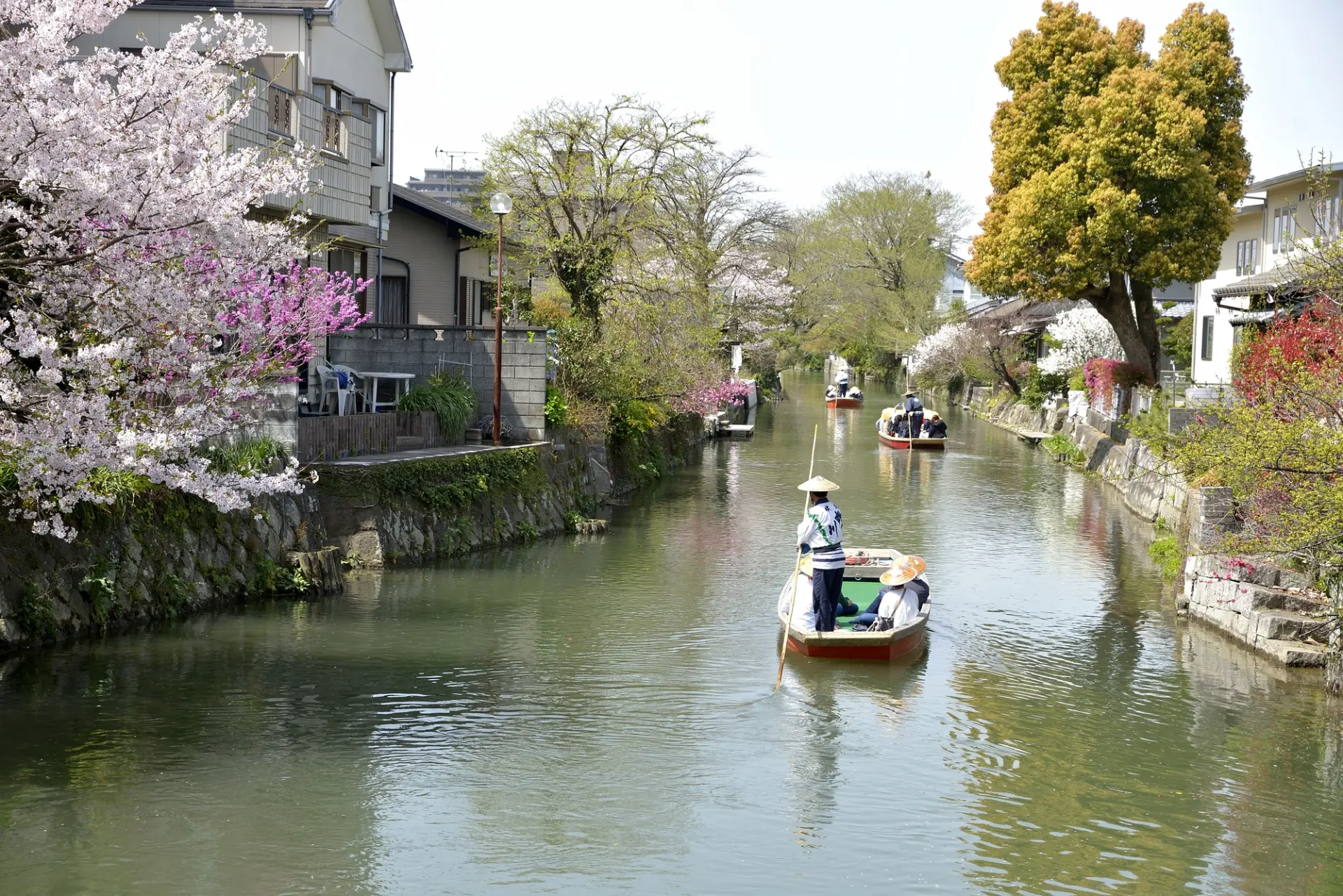 並倉やなまこ壁など情緒ある町並みを眺めながら舟旅が楽しめる