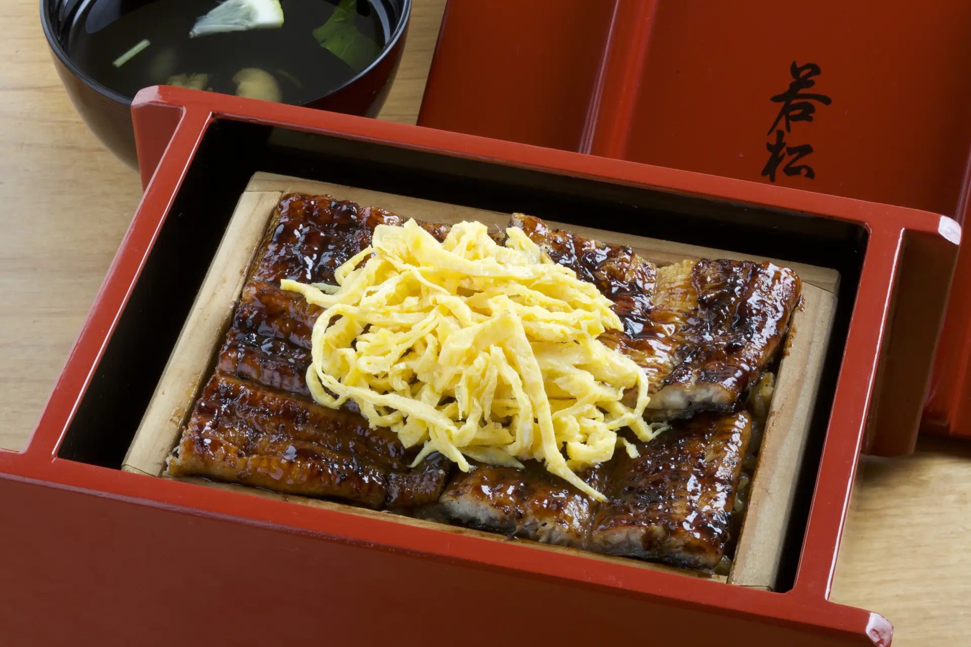 「上鰻のせいろ蒸し」などで創業以来の変わらない味が楽しめる