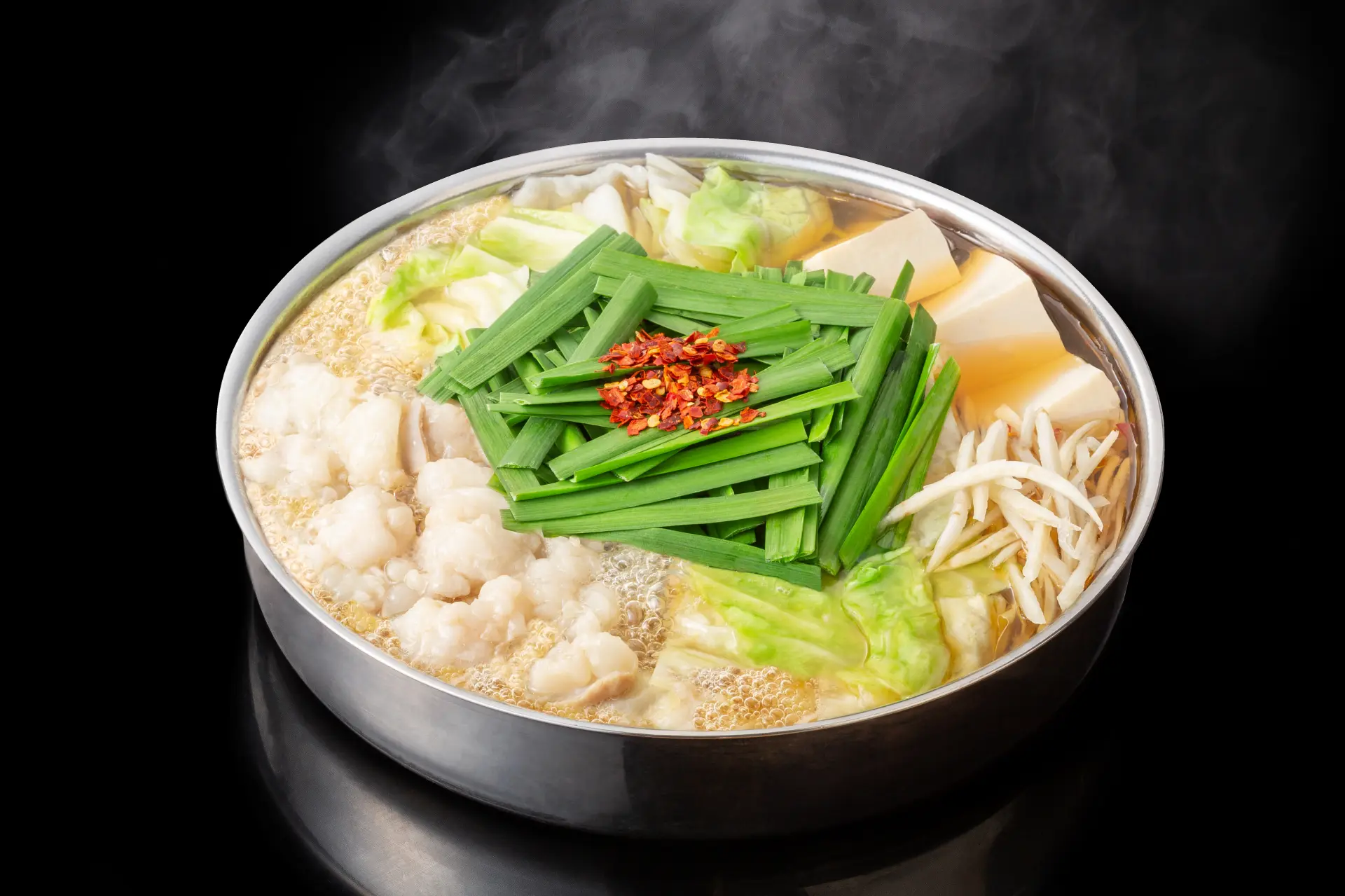 もつ鍋のほかにも酢もつや明太子など博多名物が揃う