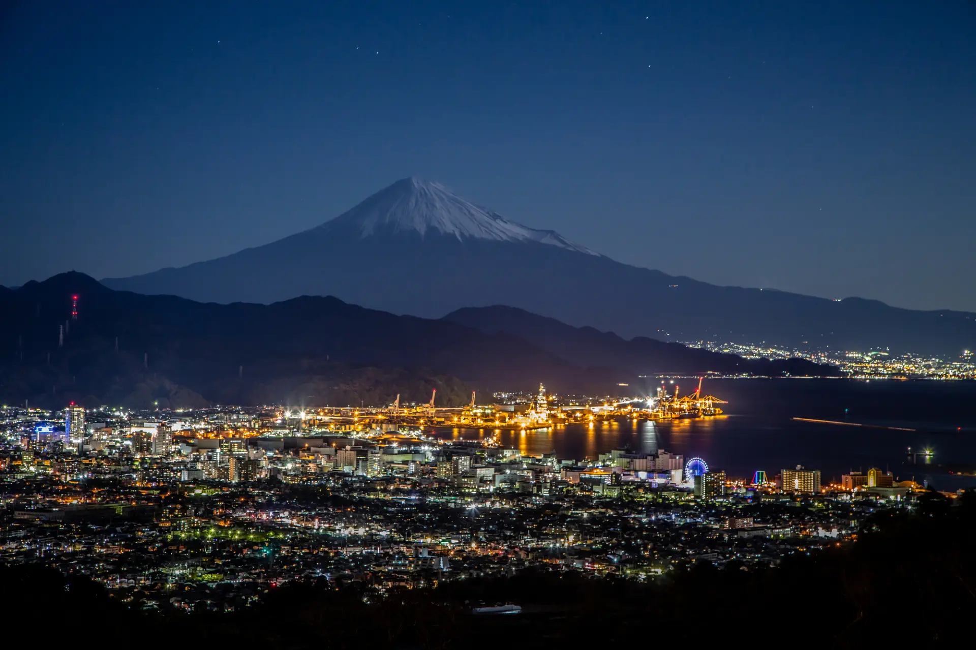 從露台眺望靜岡市街與富士山的夜景