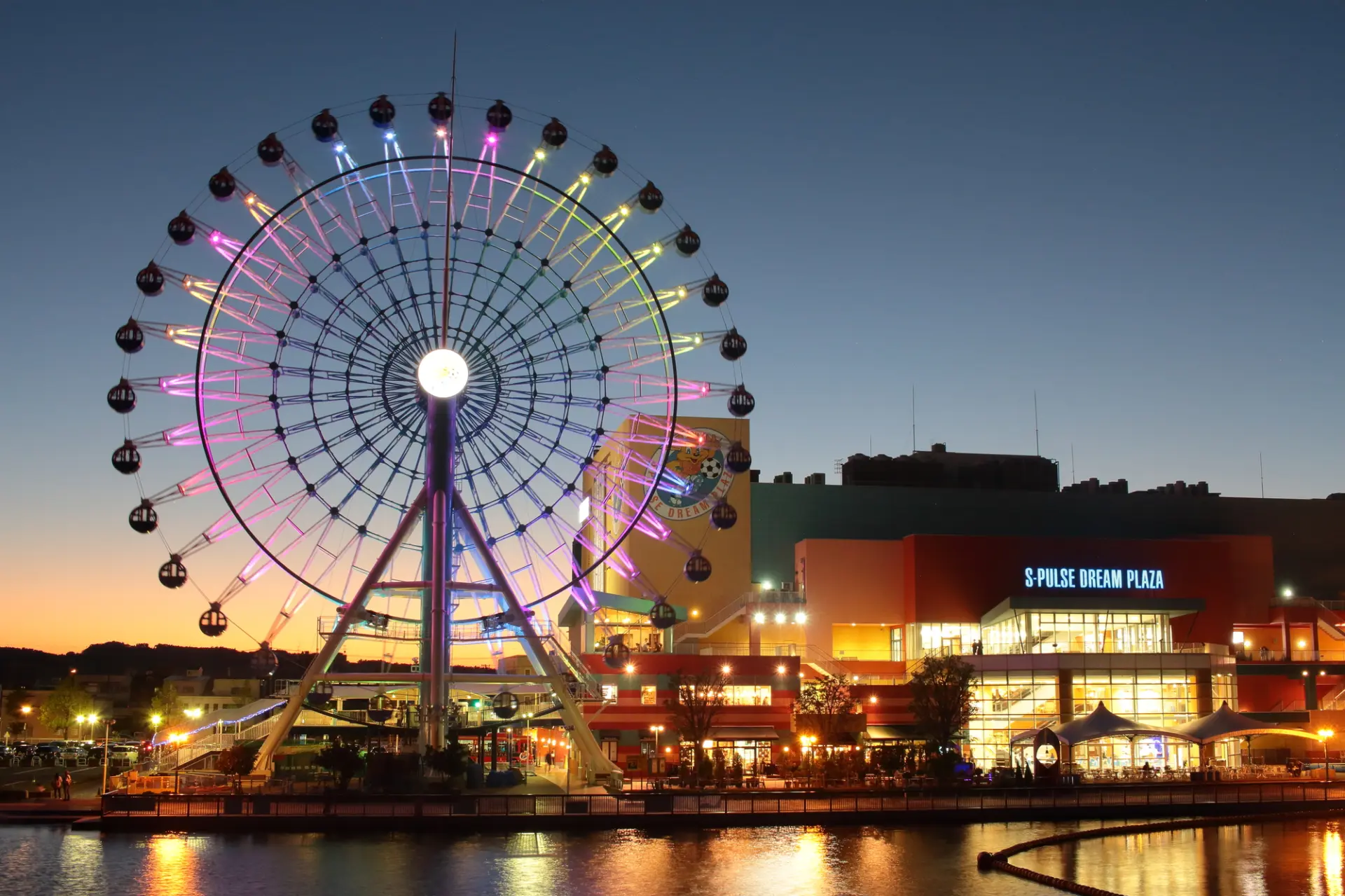 燈光裝飾的摩天輪格外美麗