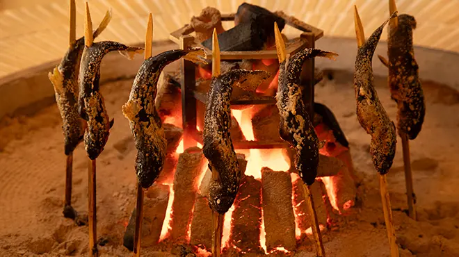 以日本古老的烹調方式「原始燒」引出食材原本的風味