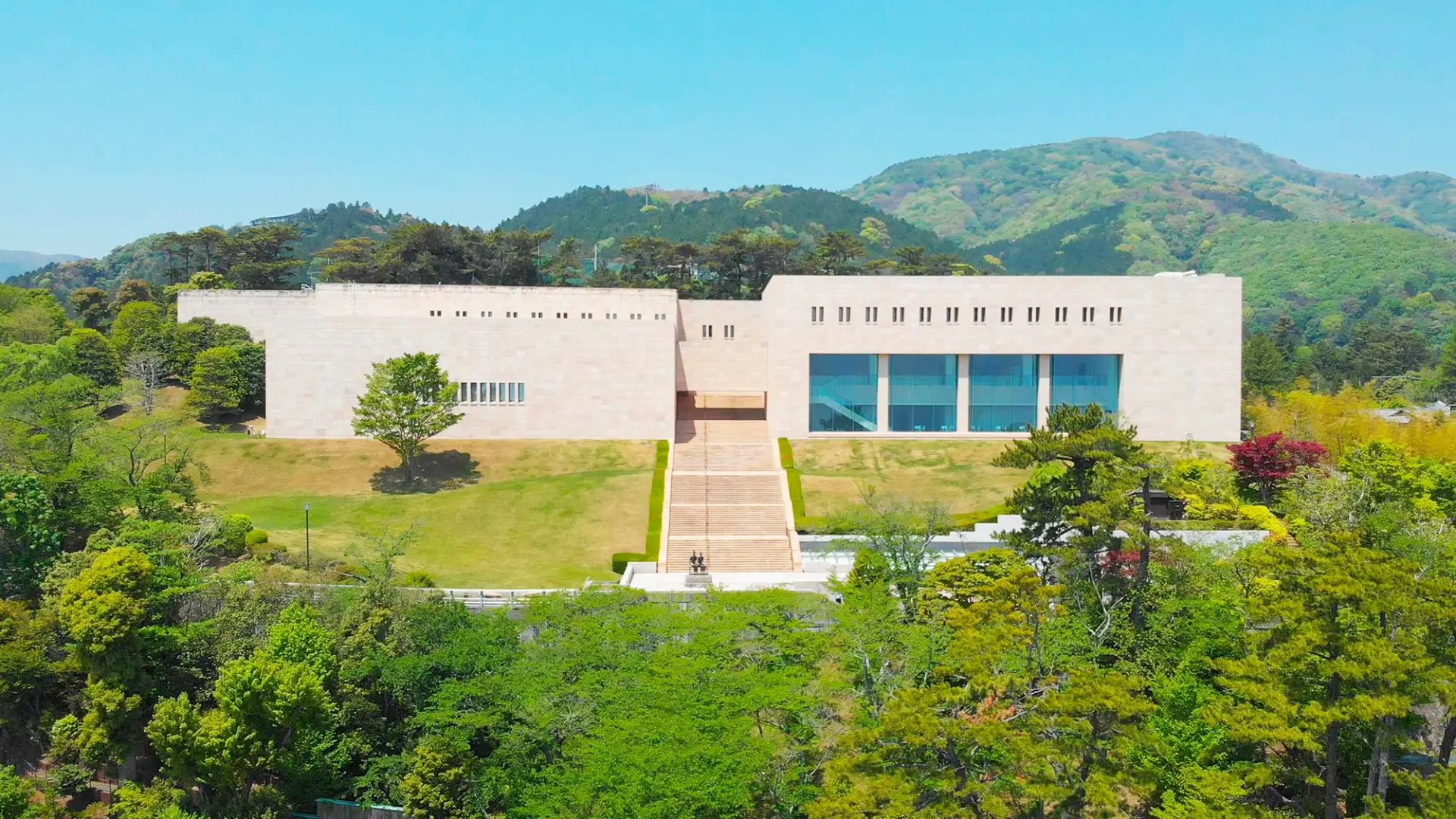 坐落於熱海高台之上的頂級藝術美術館，館藏與設施皆為一流
