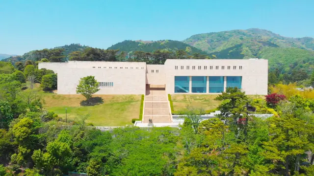 坐落於熱海高台之上的頂級藝術美術館，館藏與設施皆為一流