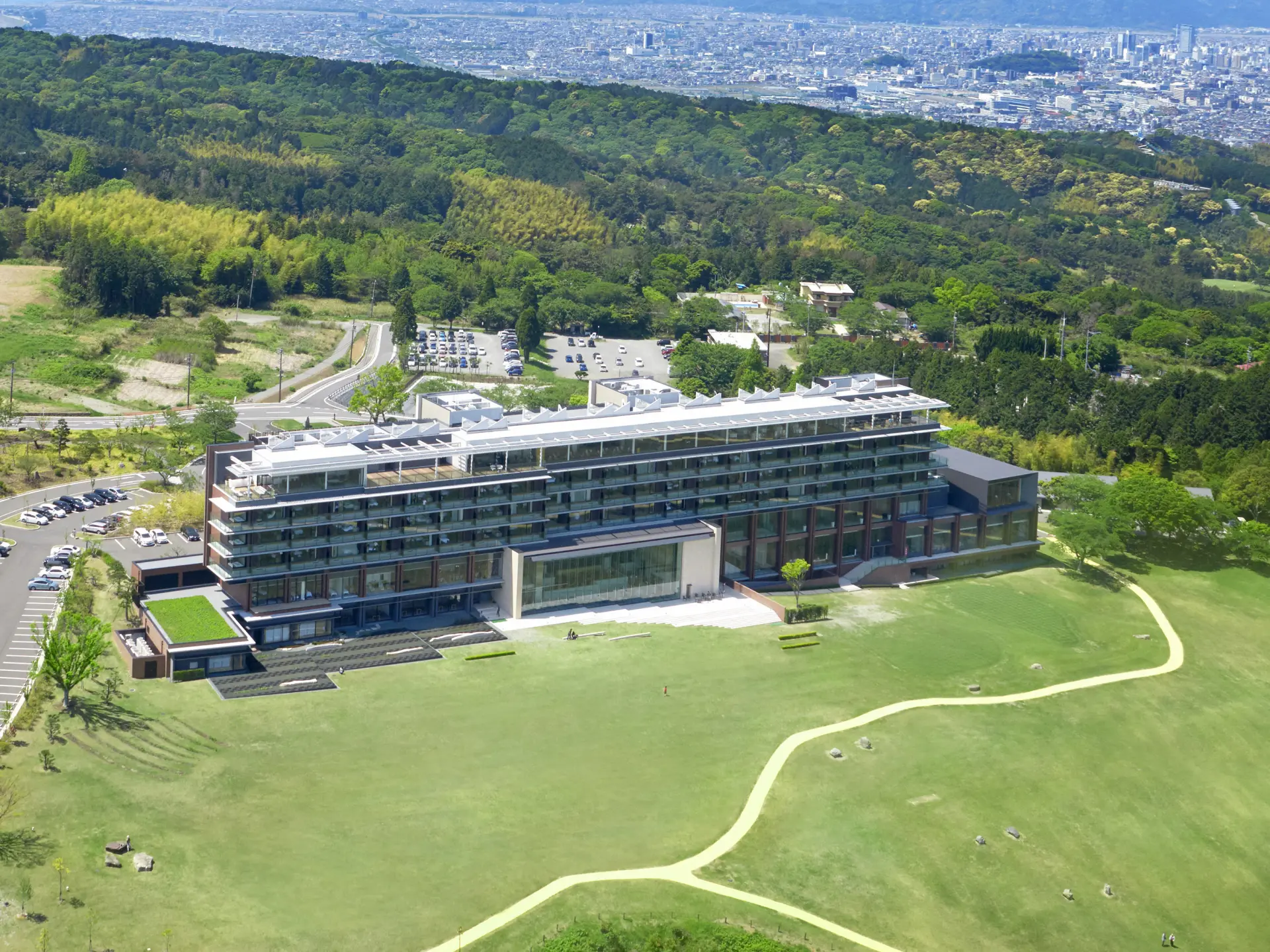 有「風景美術館」之稱，位處可欣賞富士山壯闊絕景之處，地理位置絕佳的飯店
