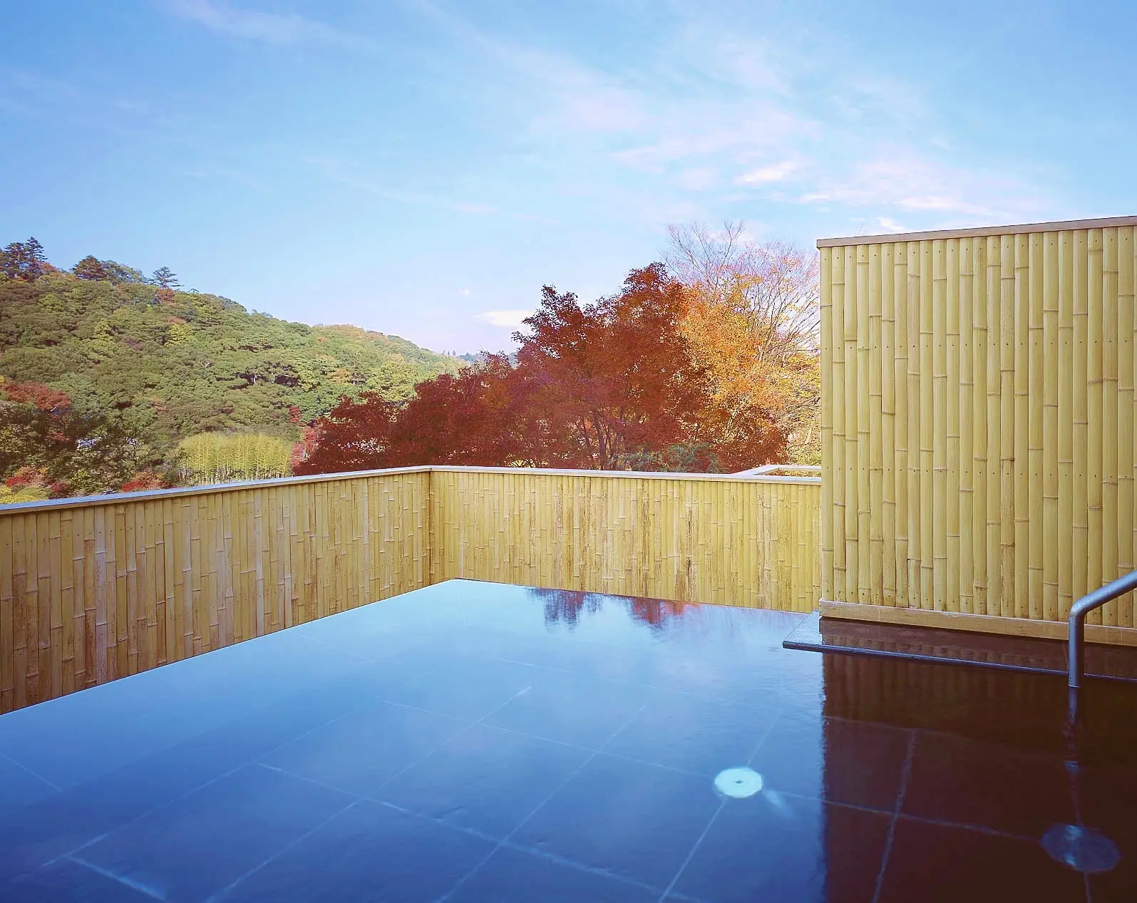 在修善寺溫泉的露天浴池和壯闊的日本庭園中，悠閒度過療癒時光