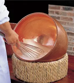 以传统的「分蛋法」打发蛋白