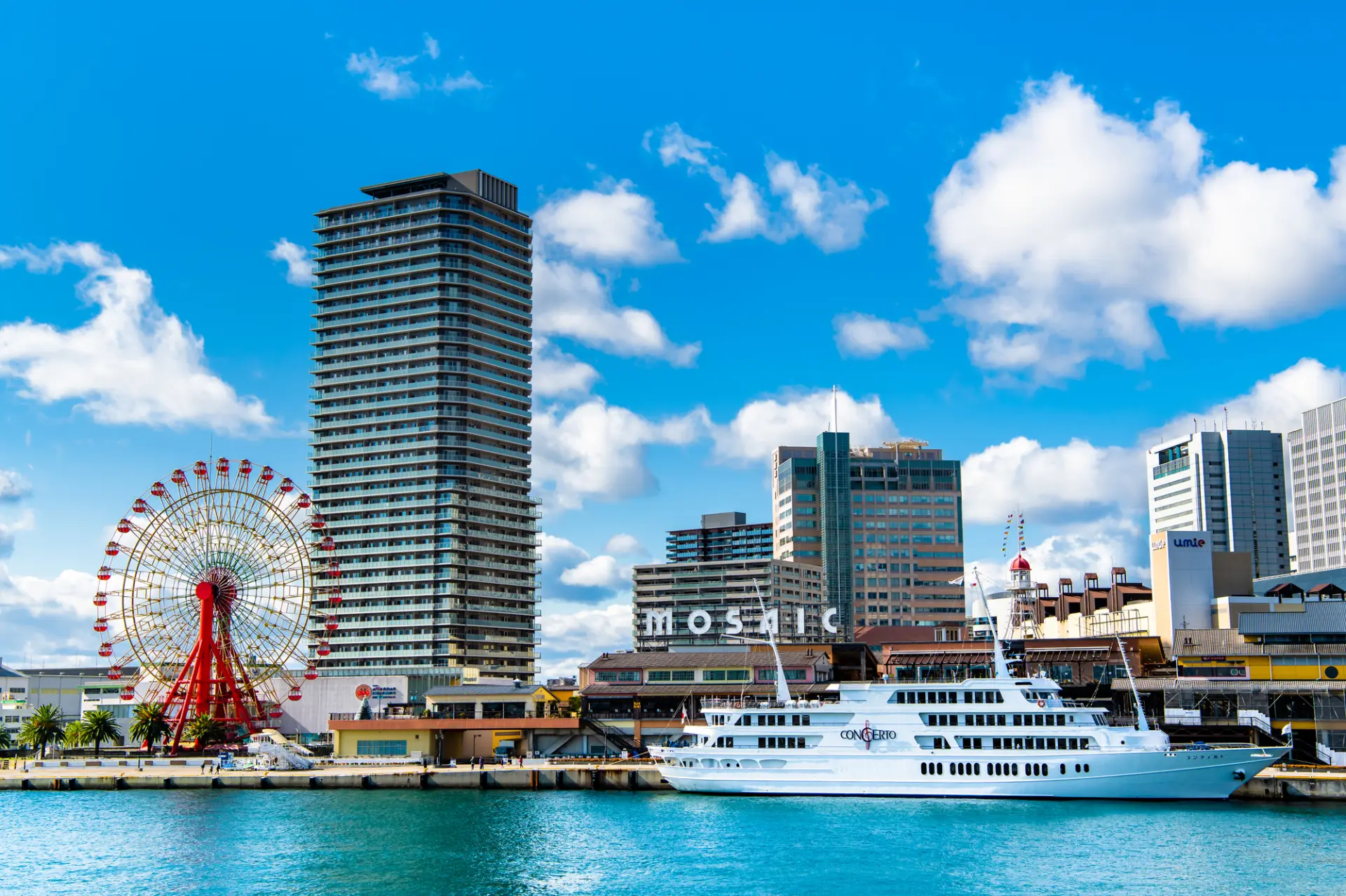 歴史的建造物や大観覧車、夜景も楽しめる人気エリア