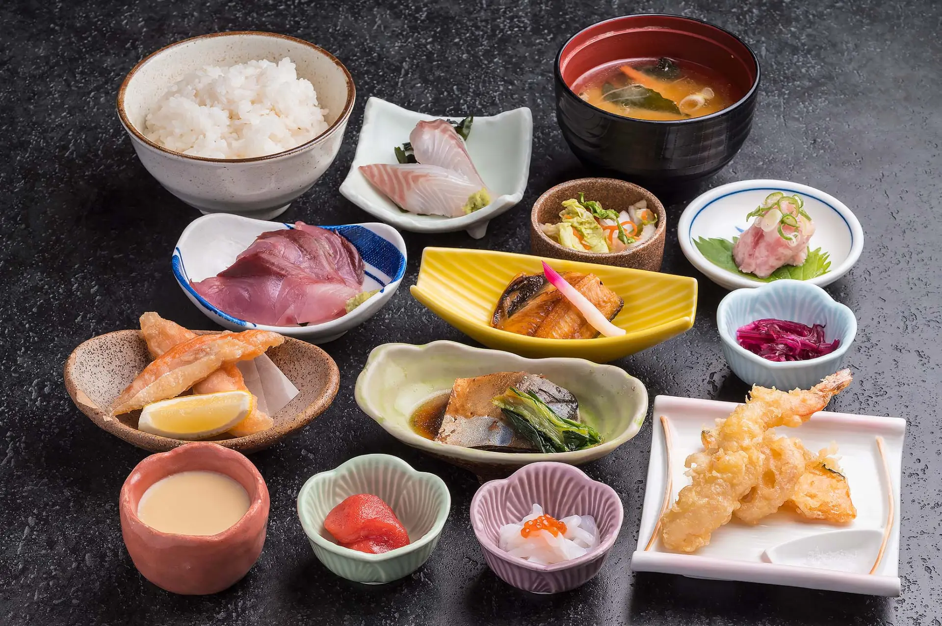 刺身など10品のせた「お魚大好き定食」