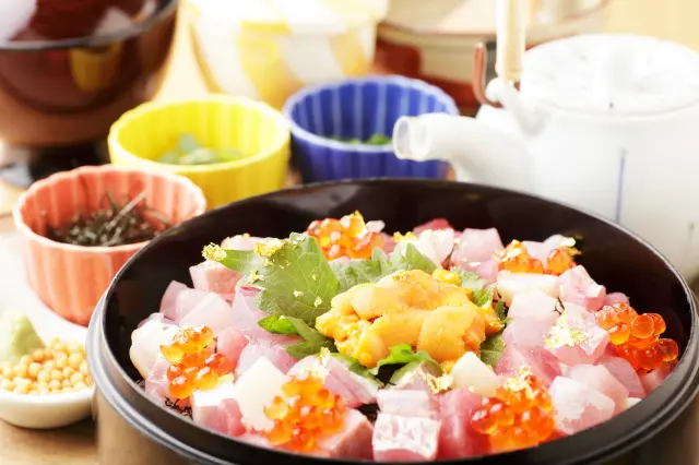 茶碗蒸しとお味噌汁付きの「海鮮ひつまぶし」