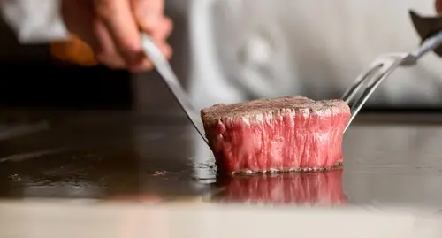 巧みなナイフさばきで和牛の美味しさを引き出す