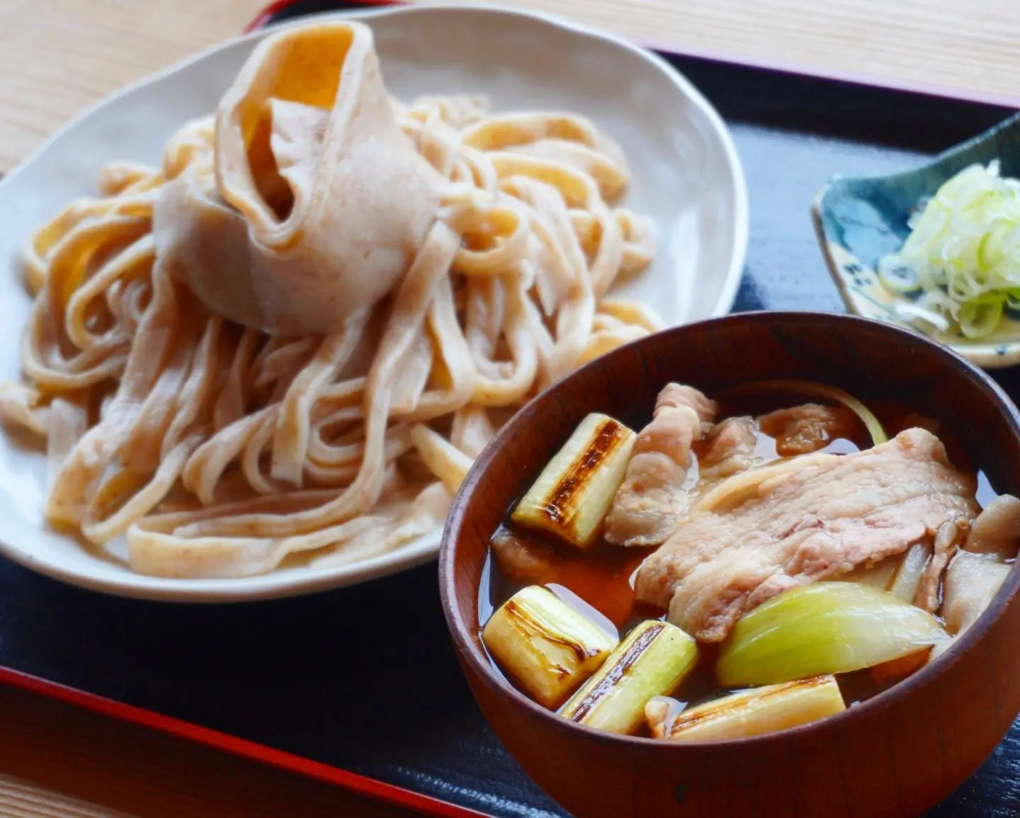 豚バラと長ネギと玉ねぎが入った温かいつゆの「肉汁うどん」