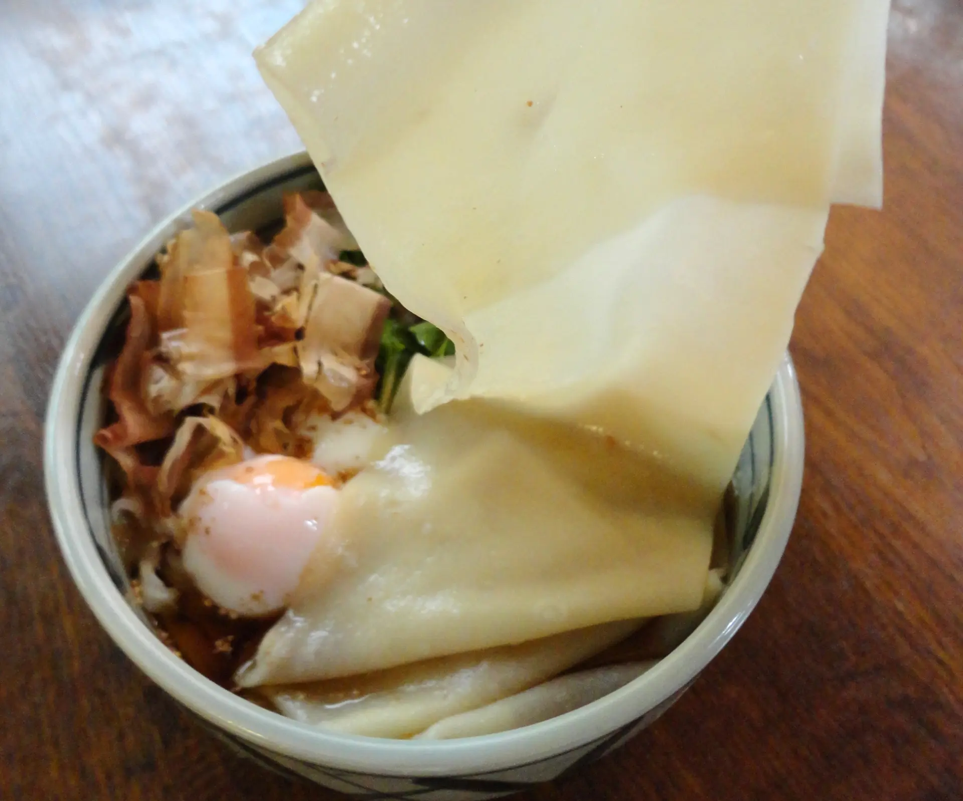 荒川の河川敷の季節の色を模した「川幅彩うどん」